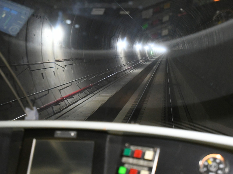 Uno de los túneles de la Variante de Pajares desde la cabina de un tren de alta velocidad