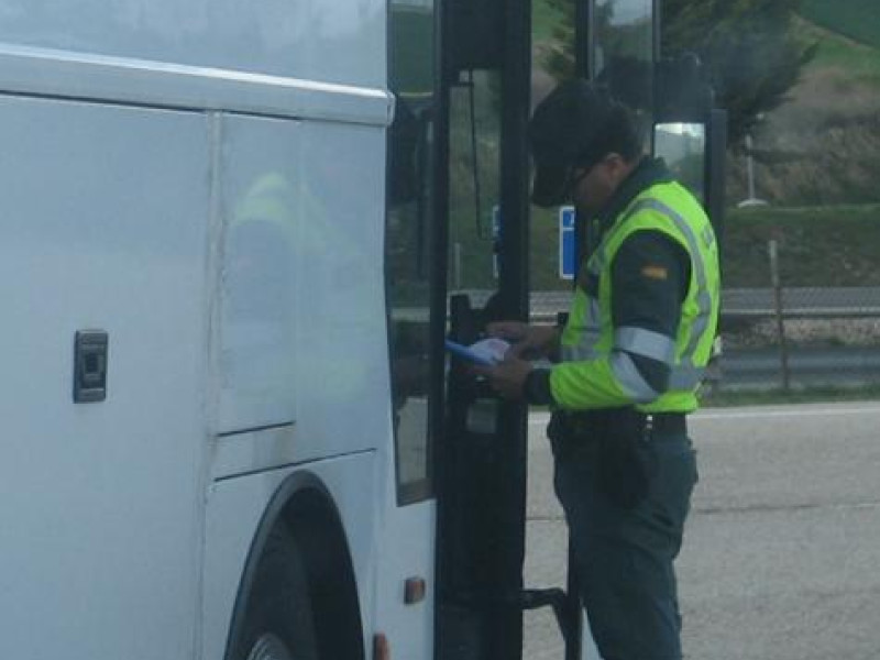 Guardia Civil de Tráfico inspeccionando el vehículo.