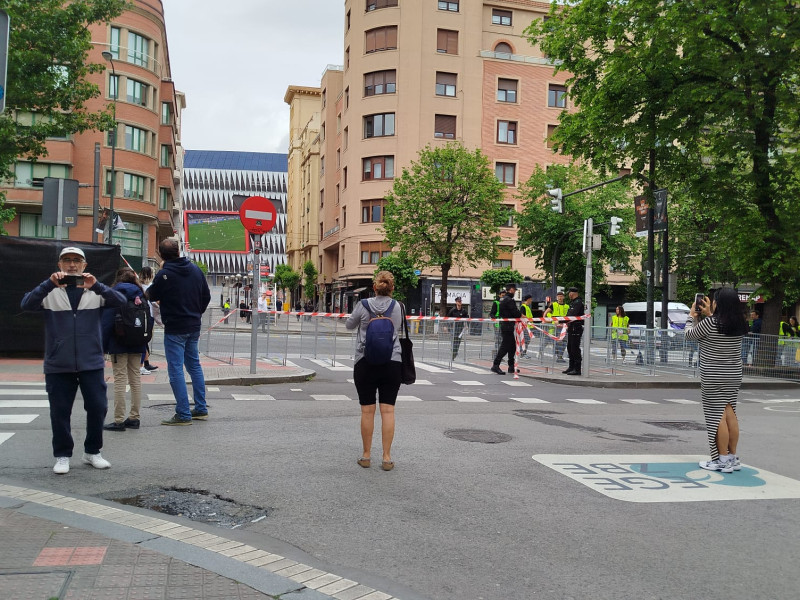 imagen del acceso a San Mamés cerrado en la confluencia con la Sabino Arana este miércoles