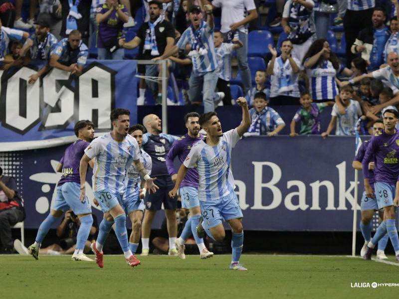 Chupete celebra un gol al Sporting de Gijón