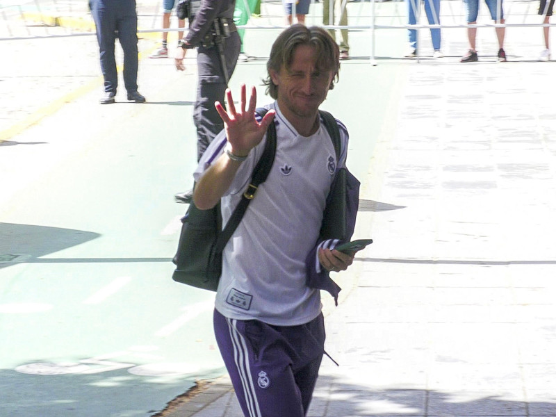 El centrocampista del Real Madrid, Luka Modric a su llegada al hotel de concentración del equipo en Sevilla este domingo antes del partido de LaLiga ante el Sevilla de esta noche