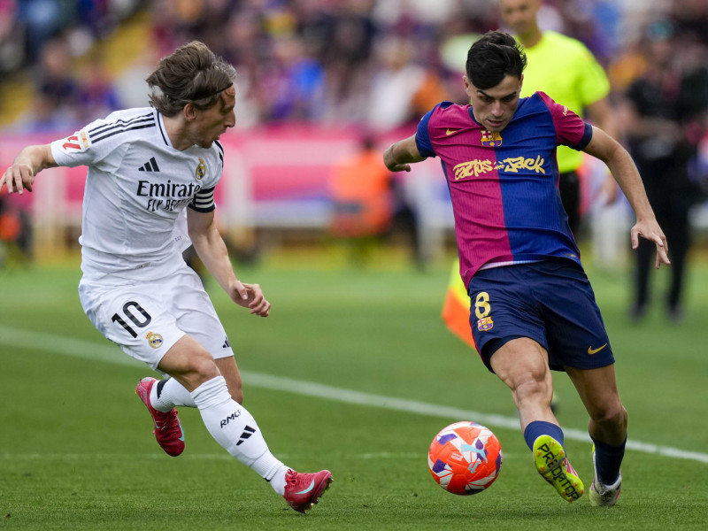 El centrocampista del Barcelona pedri y el centrocampista del Real Madrid Luka Modric, durante el partido de la jornada 35 de LaLiga EA Sports entre el Barcelona y el Real Madrid, este domingo en el Estadi Olímpic Lluís Companys