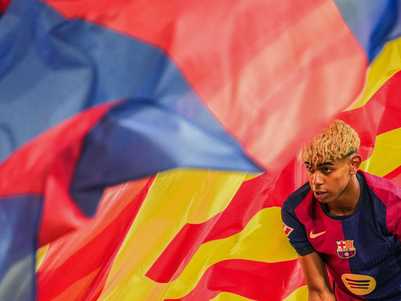 Lamine Yamal del FC Barcelona con una bandera durante el partido de La Liga EA Sports entre el FC Barcelona y el Villarreal CF disputado en el Estadio Lluis Companys el 18 de mayo de 2025 en Barcelona.