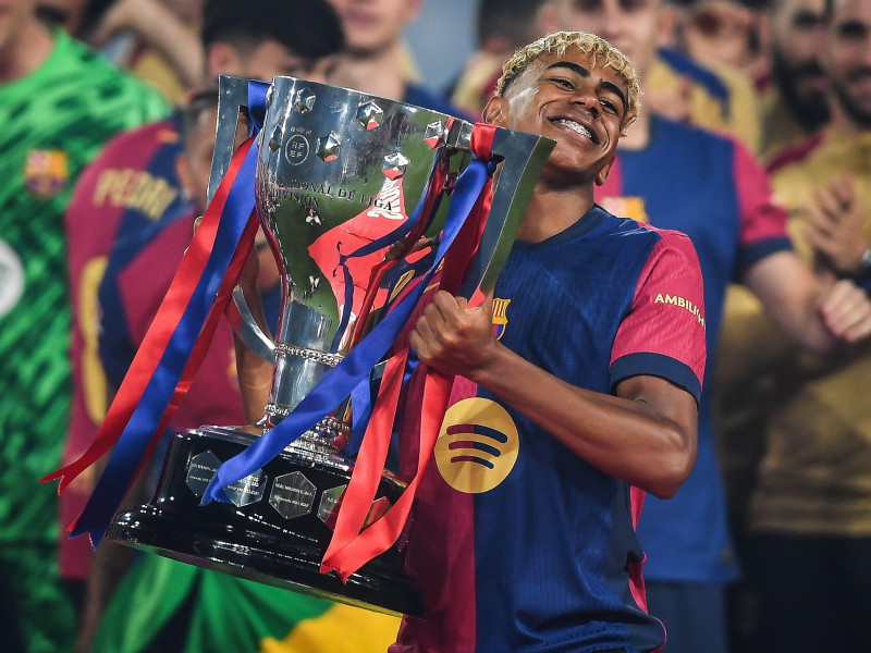 Lamine Yamal del Barcelona con los jugadores del Barcelona celebran el primer lugar en el campeonato español de La Liga 2024-25 con el trofeo durante el partido de LaLiga entre el FC Barcelona y el Villarreal CF en el Estadi Olimpic Lluis Companys el 18 de mayo de 2025 en Barcelona.