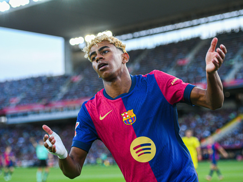 Lamine Yamal (19) del FC Barcelona durante el partido entre el FC Barcelona y el Villareal CF correspondiente a la trigésima séptima jornada de La Liga EA Sports en el Estadio Olímpico Lluis Companys de Montjuic en Barcelona.