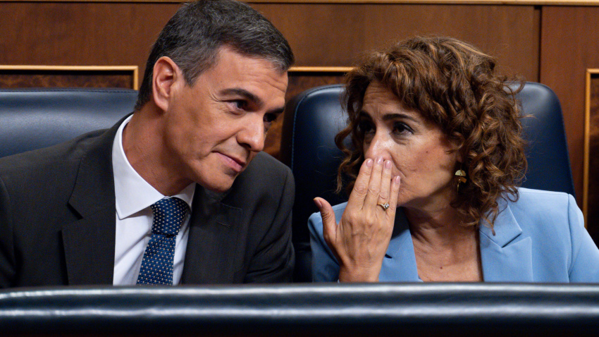 María Jesús Montero (d), ministra de Hacienda y Función Pública de España, y Pedro Sánchez (i), presidente del Gobierno y secretario general del PSOE
