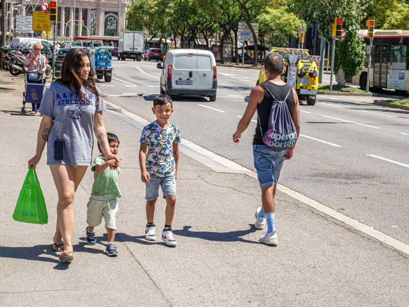 Una madre con sus hijos por las calles de Barcelona