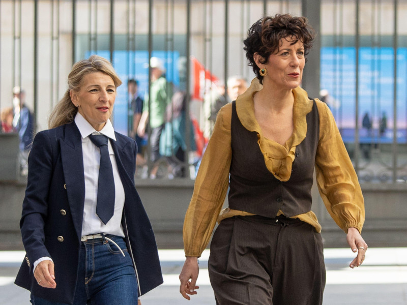 Yolanda Díaz (izq.), Ministra de Trabajo y Economía Social de España, y Elma Saiz (der.), Ministra de Inclusión