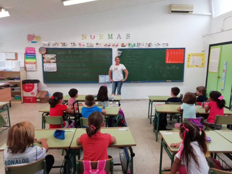 Una profesora da clases a alumnos de Primaria