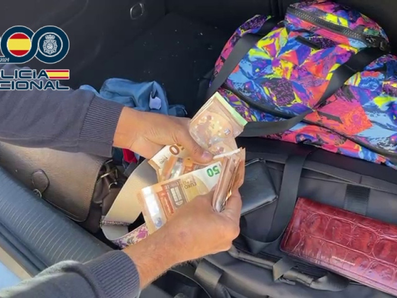 Efectivo, tarjetas de regalo y una tarjeta bancaria robada intervenidos en el momento de la detención.