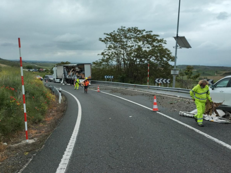 Choque frontal de dos camiones en la N-232 a la altura de Fonzaleche: Un herido y corte de la carretera