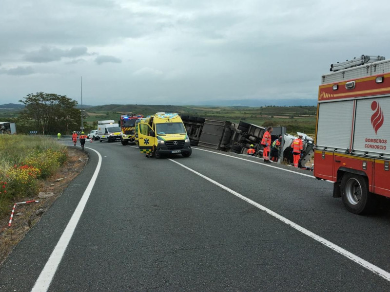 Choque frontal de dos camiones en la N-232 a la altura de Fonzaleche: Un herido y corte de la carretera