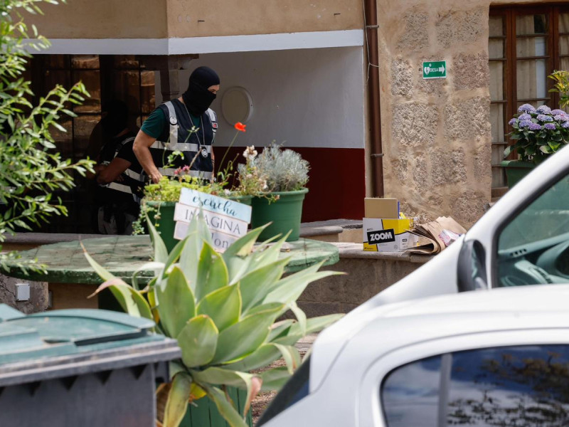 Los agentes en el centro Emena La Fortaleza I