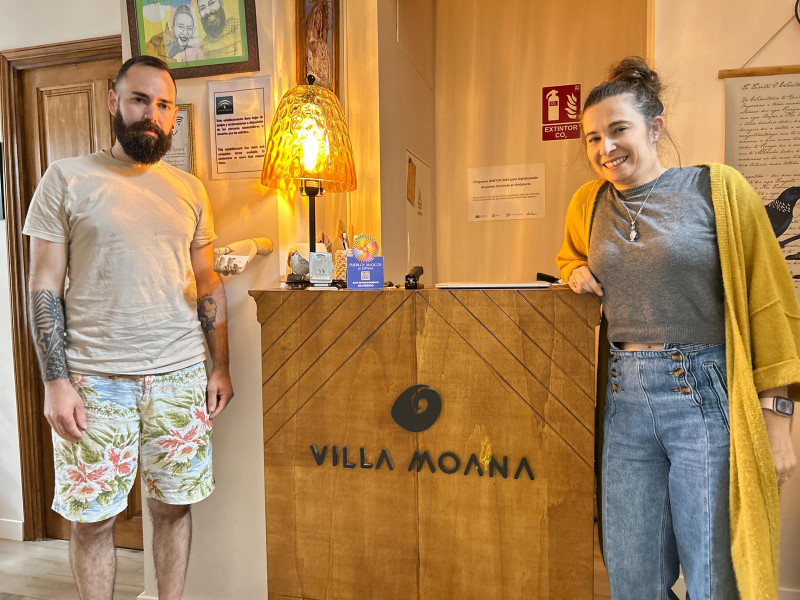 Rubén y Oceane, en la recepción de su alojamiento turístico