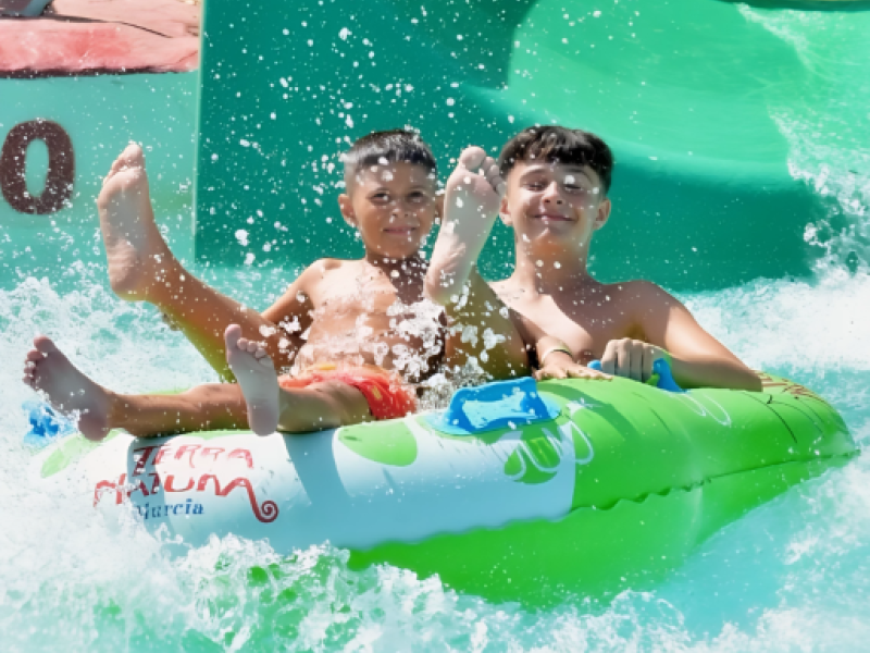 Dos niños disfrutan en las instalaciones de Aqua Natura Murcia