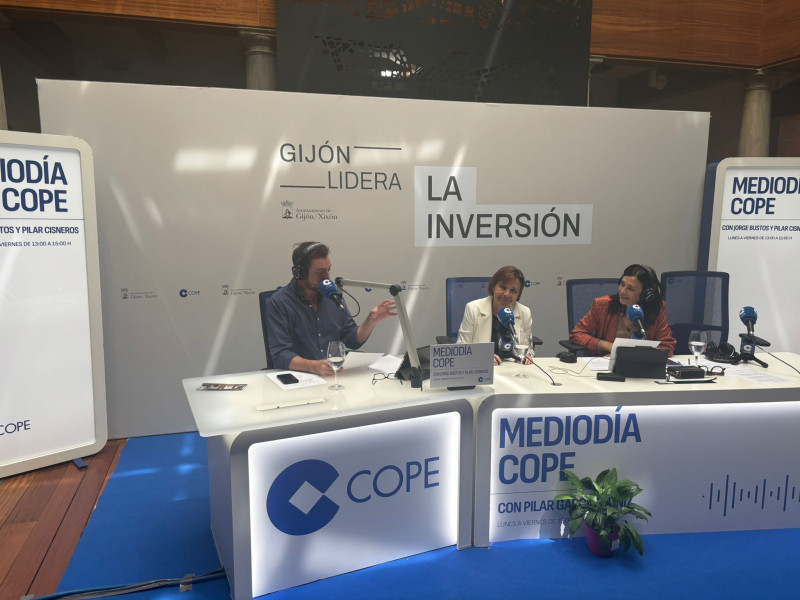 Carmen Moriyón, alcaldesa de Gijón, junto a Jorge Bustos y Pilar Cisneros