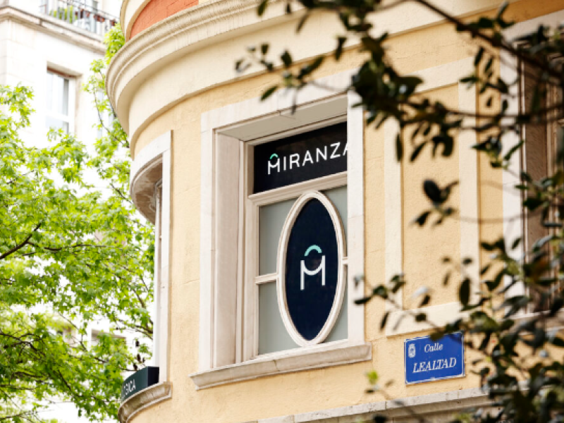 Logotipo de "Miranza Santander" en una de las ventanas del entresuelo de la Calle Lealtad 11