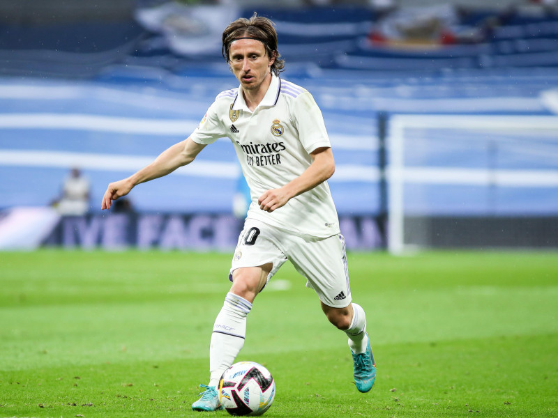 Luka Modric del Real Madrid en acción durante el partido de fútbol de la liga española, La Liga Santander, disputado entre el Real Madrid y el Rayo Vallecano en el estadio Santiago Bernabéu el 24 de mayo de 2023, en Madrid.