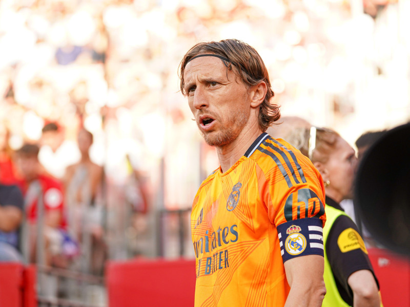 Luka Modric (Real Madrid) durante el partido de LaLiga entre el Sevilla FC y el Real Madrid, en el estadio Sánchez Pizjuán el 18 de mayo de 2025 en Sevilla.
