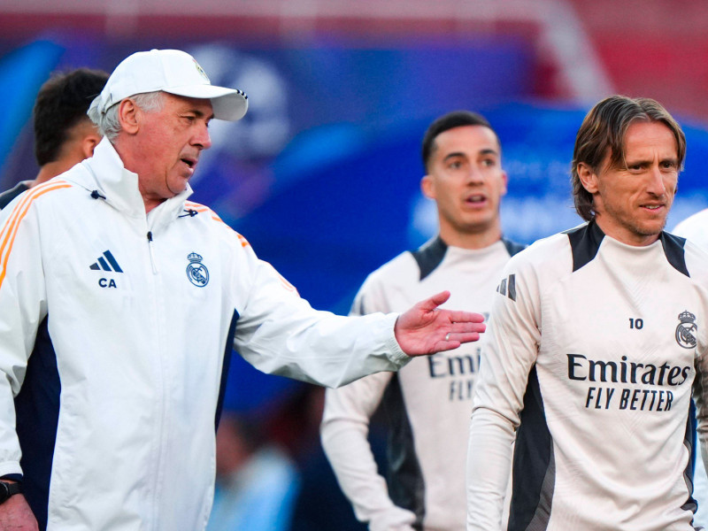 Carlo Ancelotti se dirige a Luka Modric durante una sesión de entrenamiento del Real Madrid