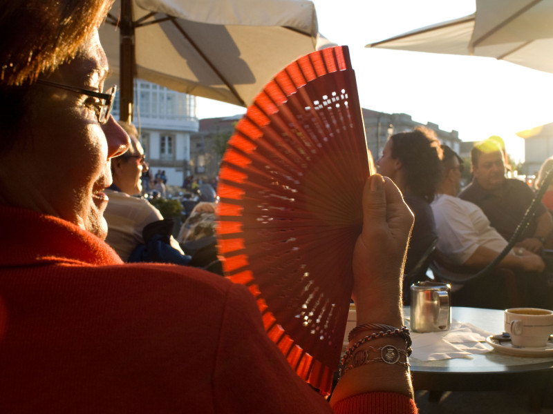 Mujer con abanico rojo en España