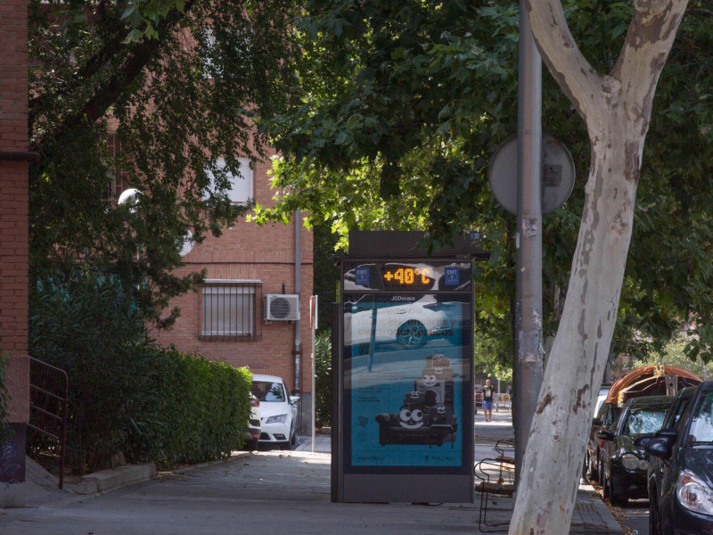 En una parada de autobús, el termómetro marca 40 grados centígrados en la calle en Madrid