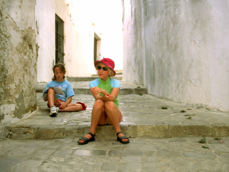 Niños de vacaciones, cansados de hacer turismo.