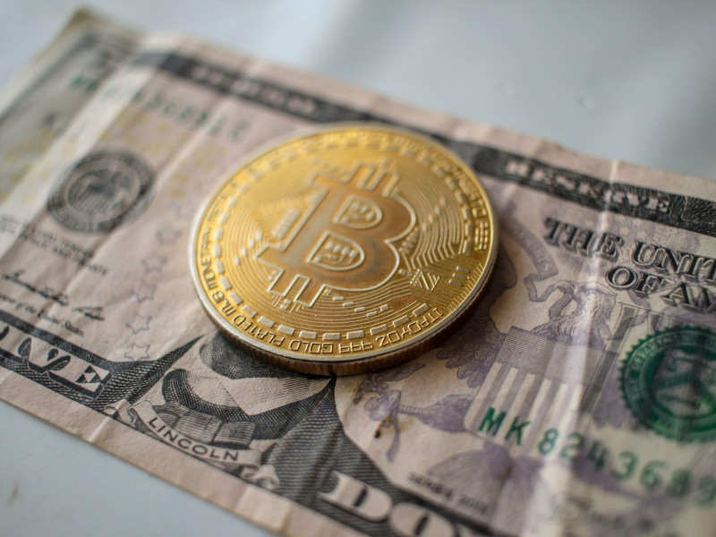 Bitcoin en un billete de cinco dólares