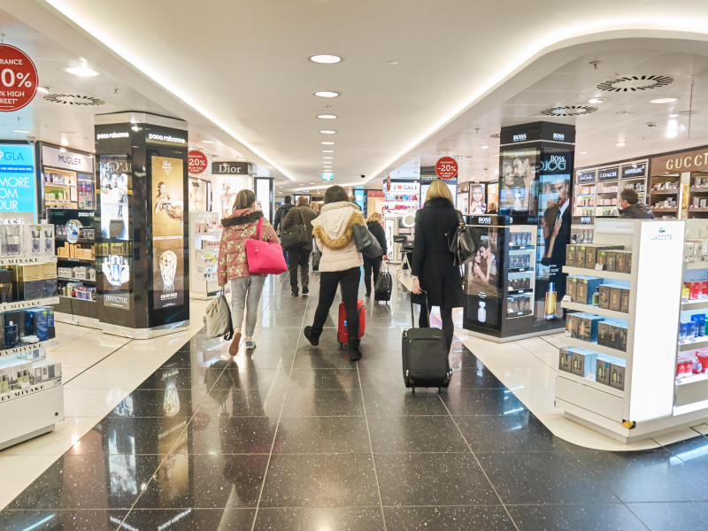 Callejón comercial con perfumes y alcohol en el aeropuerto de Glasgow
