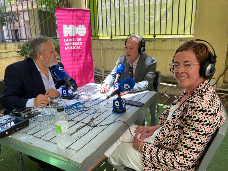 Cadena 100 y Clínica Mondent entregan a Afanías 2.055 € de la Lotería Solidaria