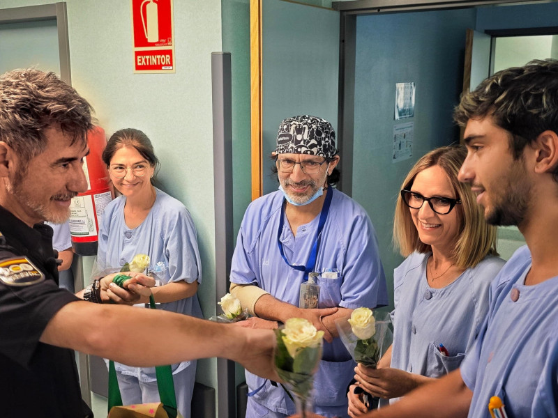 Sergio repartió flores entre el personal que le atendió como muestra de agradecimiento.