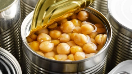 El secreto mejor guardado del bote de garbanzos: ¿tirarlo o cocinar con él?