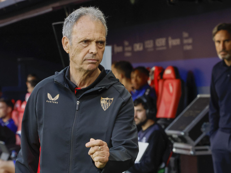 PAMPLONA, 24/04/2025.- El entrenador del Sevilla, Joaquín Caparrós, este jueves, durante el partido de la jornada 33 de LaLiga EA Sports, entre el Osasuna y el Sevilla, en el estadio El Sadar de Pamplona. EFE/ Villar López