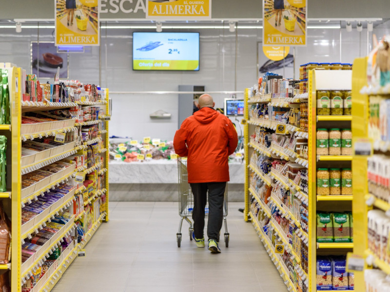 Cliente en un supermercado de Alimerka