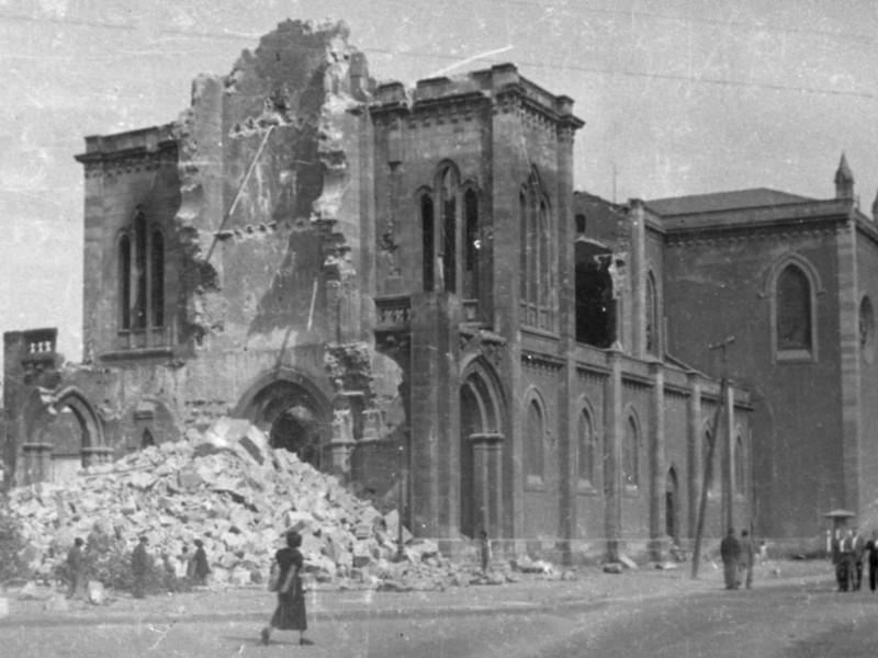 La iglesia de San José, en Gijón, destruida durante la Guerra Civil, en 1937