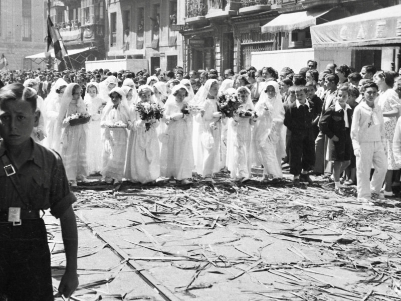 Procesión del Corpus, a su paso por la calle Corrida de Gijón, en 1945
