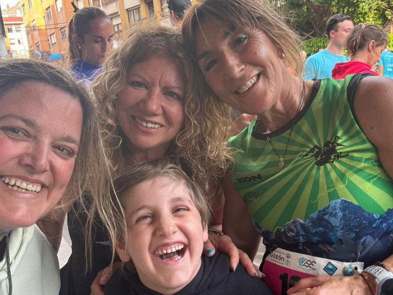 Javi con su madre y unas amigas