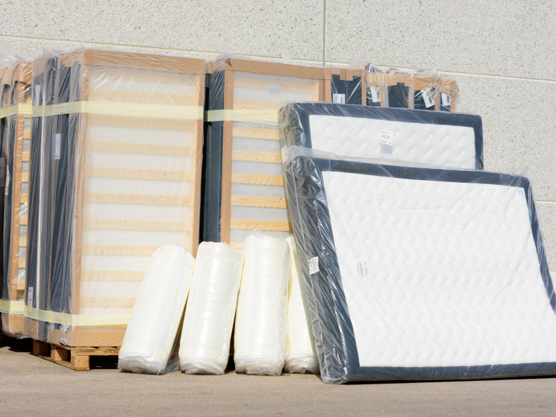 Colchones listos para una entrega fuera de una tienda