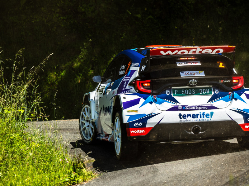 Enrique Cruz y Yeray Mújica con el Toyota