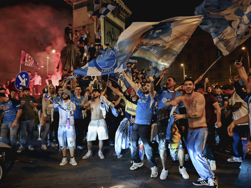 Aficionados del Nápoles celebran el Scudetto de su equipo.