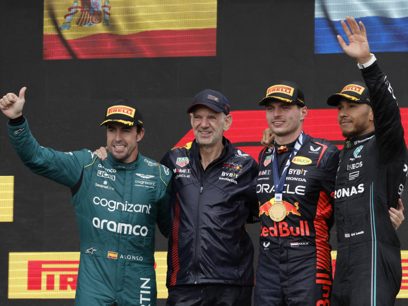 Alonso, Newey, Verstappen y Hamilton en el podio del GP de Canadá de 2023.