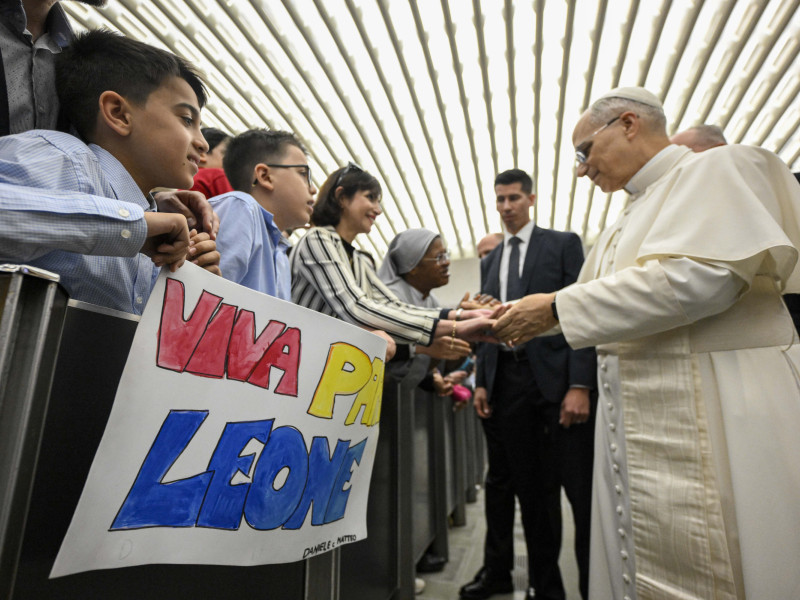 El papa León XIV saluda a un grupo de asisitentes mientras preside una audiencia con la Curia romana y los empleados del Estado de la Ciudad del Vaticano este sábado