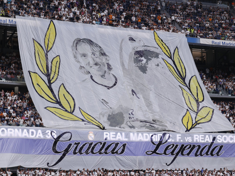 Tifo dedicado a Modric en su despedida del Real Madrid