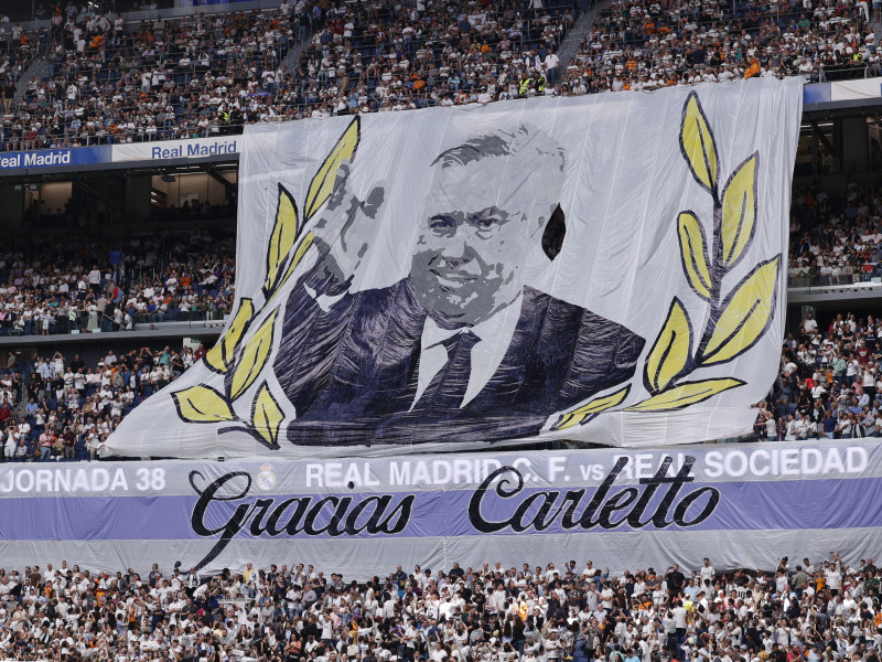 Tifo dedicado a Ancelotti en su despedida del Real Madrid