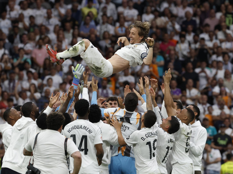 Los jugadores del Real Madrid mantean a Luka Modric