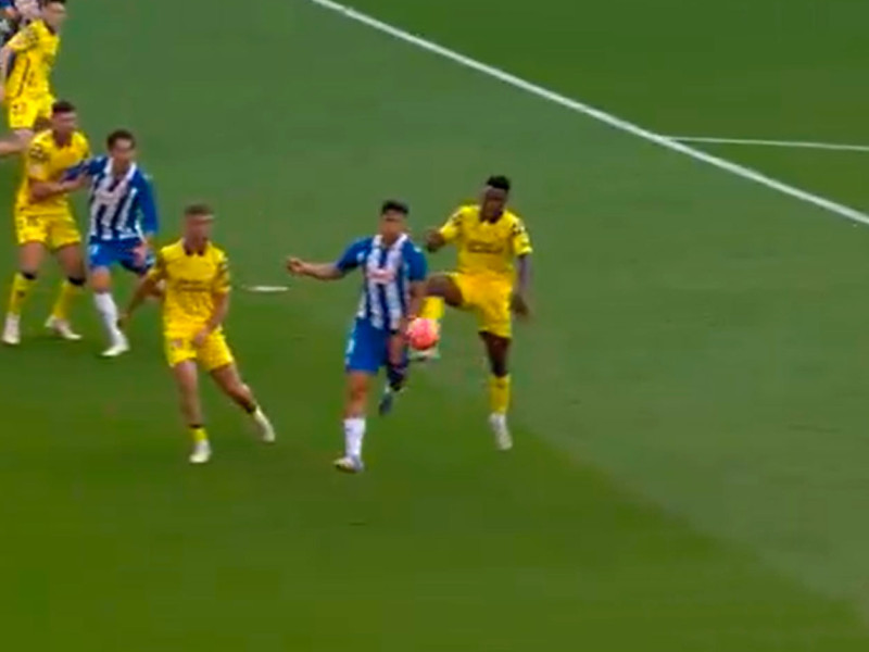 Acción polémica entre Essugo y Veliz durante Espanyol-Las Palmas