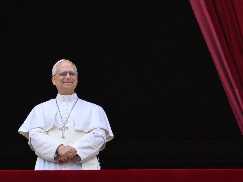 El Papa León XIV dirige la oración del Regina Caeli desde la logia central de la Basílica de San Pedro en la Ciudad del Vaticano.