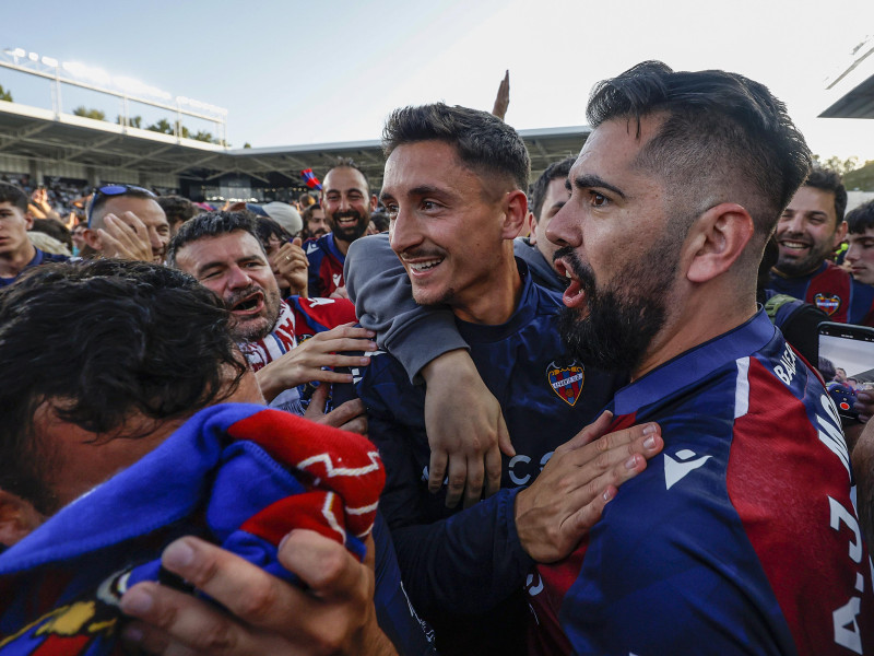 Los jugadores del Levante celebran el ascenso en Burgos