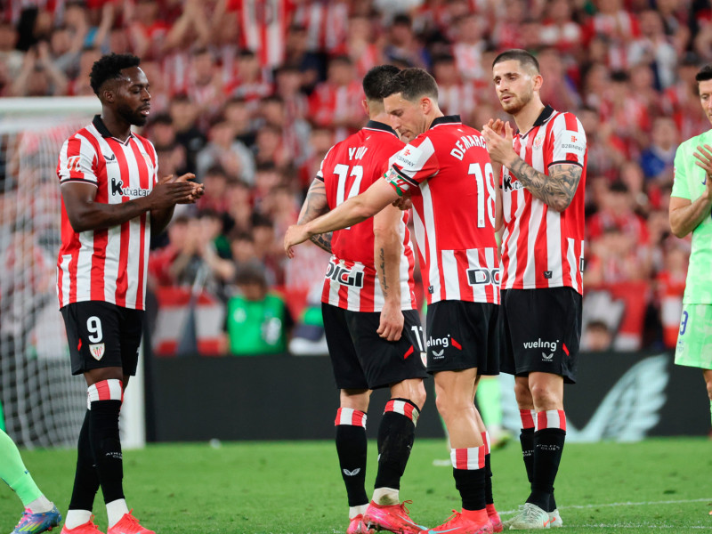 Óscar de Marcos en el momento de ser sustituido en el partido de su retirada, durante el Athletic-Barcelona