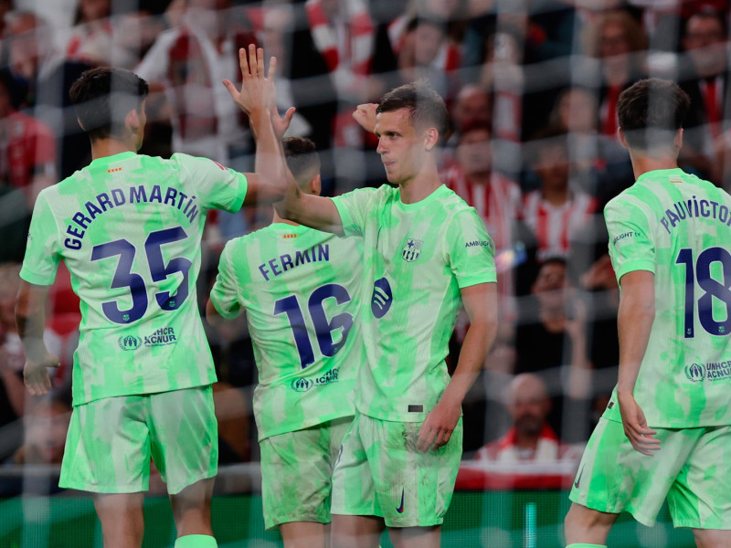 Dani Olmo celebra el último gol de LaLiga, desde el punto de penalti: el 0-3 del Barcelona al Athletic